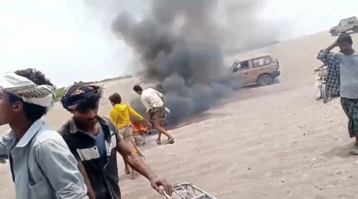بالفيديو: يمنيون ينتفضون ضد مليشيا الحوثي في الحديدة بعد مقتل المواطن "مهيوب رامي" ويقطعون الخط الساحلي