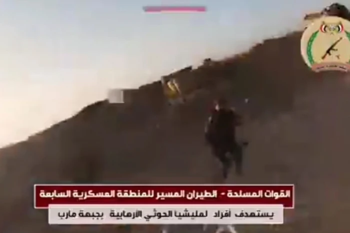 بالفيديو: لحظة استهداف مسيرة انتحارية  قيادي حوثي في مأرب