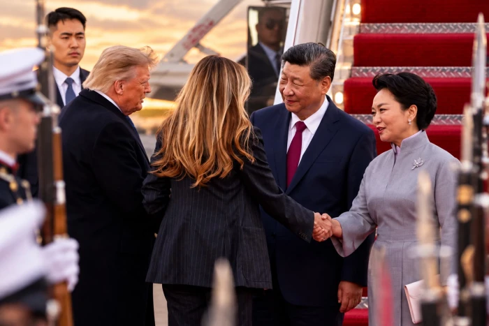 في خطوة بروتوكولية نادرة .. بالفيديو : ترامب وميلانيا يستقبلان الرئيس الصيني وزوجته على مدرج المطار