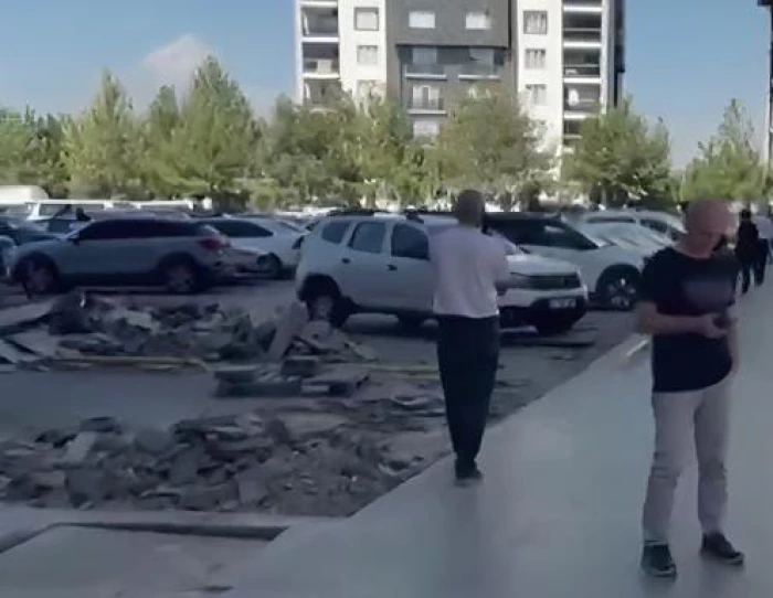 بالفيديو: زلزال قوي يضرب تركيا.. وانهيارات وأضرار في الطرق والمباني