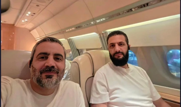 صورة الشرع والشيباني على متن طائرة العودة من نيويورك تثير تفاعلا