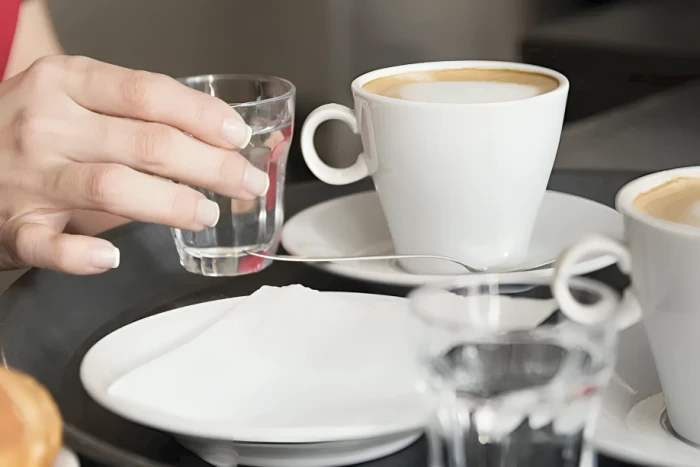 ماذا يحدث لجسمك عند تناول كوب من الماء قبل القهوة صباحًا؟