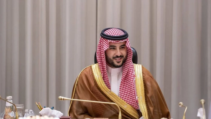 وزير الدفاع يوجه دعوة للشيخ منصور بن زايد لزيارة المملكة غداً