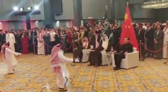 بالفيديو: روبوتات صينية تؤدي العرضة السعودية في سفارة الصين بالمملكة