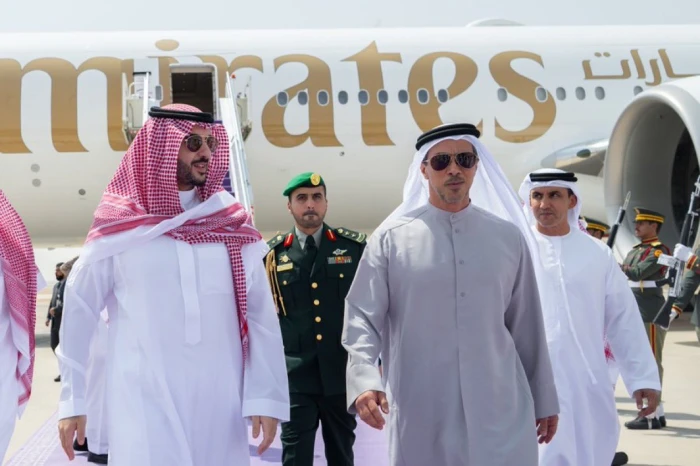 بالفيديو: لحظة وصول نائب الرئيس الإماراتي الشيخ منصور بن زايد إلى الرياض ووزير الدفاع في مقدمة مستقبليه