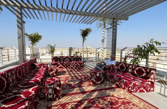 "كل فلوسك حطها في السطح".. بالفيديو: المهندس بن جنيدب يكشف كيف استثمر في سطح منزله بدلاً من طلعات البر