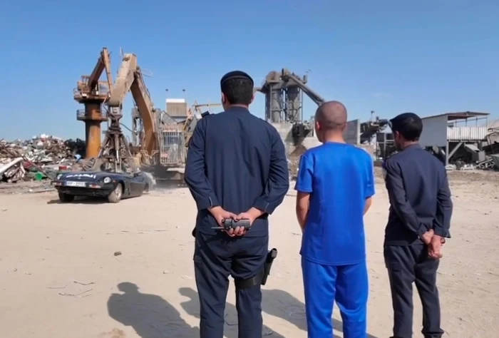 الكويت.. فيديو جديد يوثق لحظة كبس المرور الكويتي سيارتين أمام قائديهما والكشف عن مخالفتهما