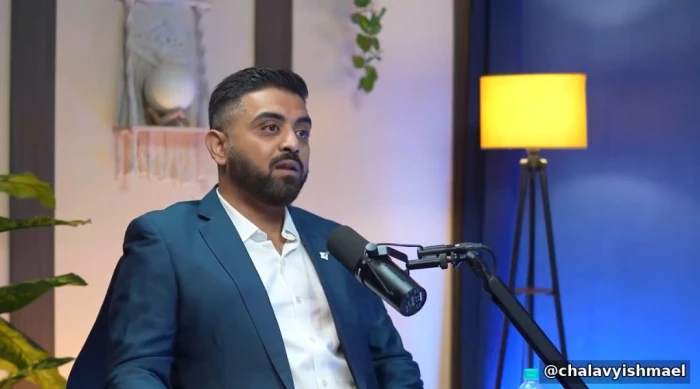 خلال بودكاست قبل عام من الحادث.. بالفيديو: قائد طائرة "فلاي دبي" يكشف أهمية طاقم الطائرة في إنقاذ الركاب عند وقوع حادث