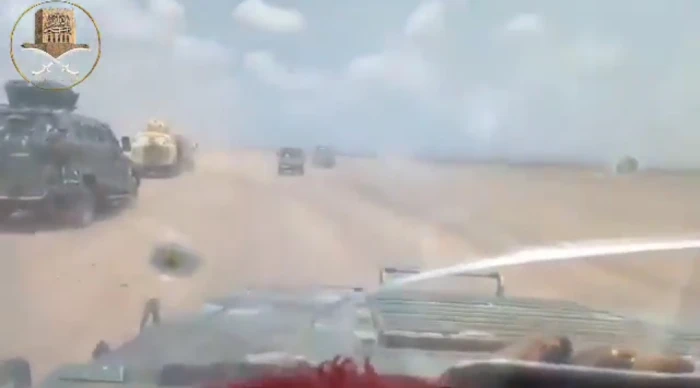 بالفيديو.. أرتال عسكرية ضخمة لألوية العمالقة تتقدم نحو المخا بعد قطع طريق إمداد الحوثيين