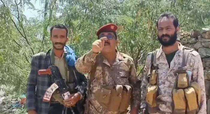 "اترك سلاحك وسلم نفسك وإلا بعدين لا تصيحوا قتلونا ودعسونا".. بالفيديو: قائد في الجيش اليمني يوجه رسالة تحذير أخيرة لمليشيا الحوثي