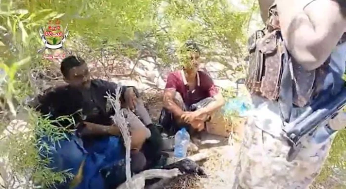 بالفيديو.. أسر عناصر ميليشيا الحوثي الإرهابية على يد قوات العمالقة في باب المندب