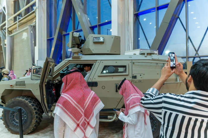 بالصور: وزارة الداخلية تستعرض أحدث تقنياتها الأمنية المدعومة بالذكاء الاصطناعي في معرض الصقور والصيد