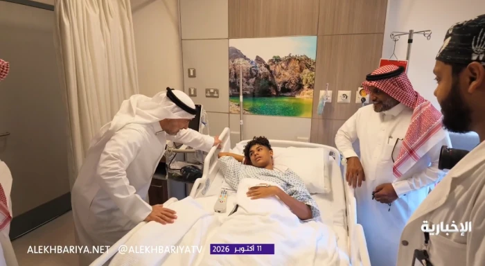 بالفيديو: وزير الصحة يطمئن على مصاب في هجوم الحوثيين على مطار الملك خالد بالرياض..  وطبيب يكشف عن تفاصيل إصابته