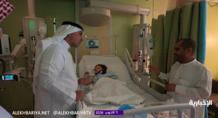 والدها يكشف قصتها لوزير الصحة.. بالفيديو: طفلة أُصيبت في الاعتداء الحوثي على مطار الملك خالد أثناء قدومها من حائل