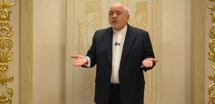 «نرى كل شيء تهديدًا حتى الحجاب»..بالفيديو : وزير خارجية إيران السابق ينتقد العقلية السائدة في بلاده ويدعو إلى تغييرها