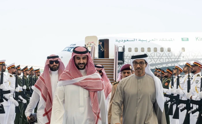 في أبوظبي.. بالصور: الشيخ منصور بن زايد يلتقي وزير الدفاع الأمير خالد بن سلمان ويبحثان مستجدات الأوضاع في المنطقة