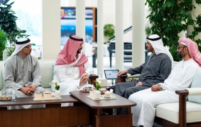 لحظة استقبال رئيس دولة الإمارات الشيخ محمد بن زايد وزير الدفاع الأمير خالد بن سلمان