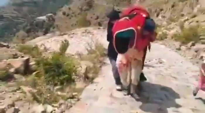 بعد مقتلها وقتل والدها على يد ميلشيا الحوثي… بالفيديو: مأساة أم يمنية تحمل جثمان ابنتها في تعز