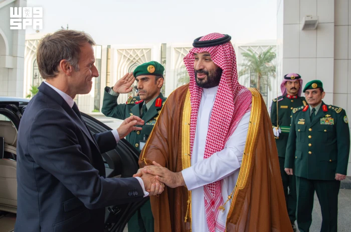 بالصور: ولي العهد يستقبل الرئيس الفرنسي في الرياض