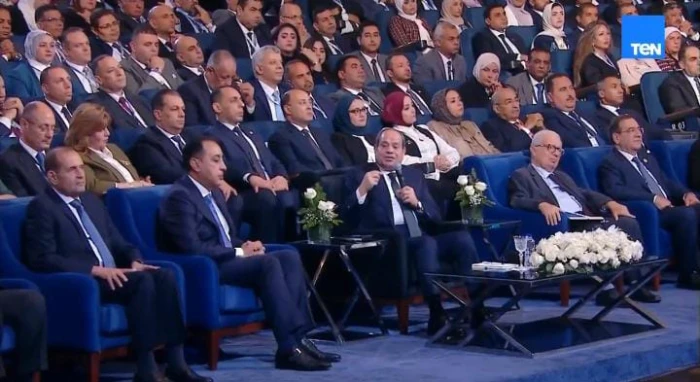 بالفيديو.. الرئيس السيسي للمصريين: «أنا مش معايا تليفون.. ووالله التليفون اللي معاكم ده يا صدقة جارية يا سيئة جارية»