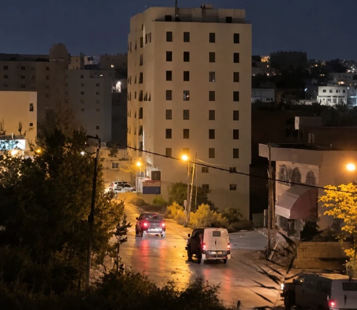 «ضبوا أغراضكم واطلعوا من الحارة».. بالفيديو: الجيش الإسرائيلي يطالب سكان الخليل بإخلاء منازلهم عبر مكبرات الصوت