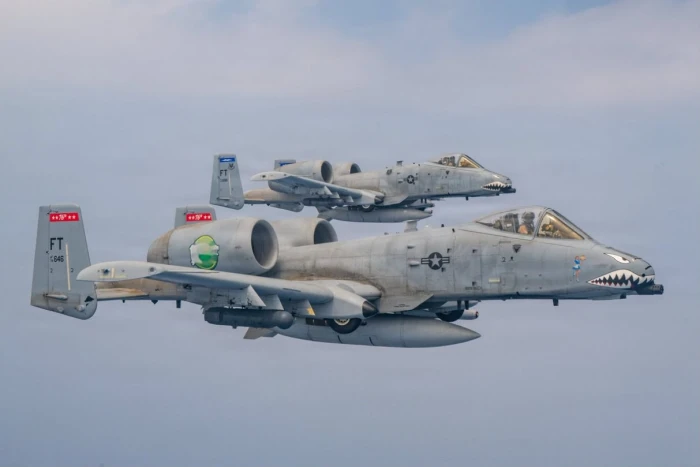 القيادة المركزية الأمريكية تنشر صورة لمقاتلتين من طراز A-10 الشهيرتين باسم «الخنزيرة».. وتكشف تفاصيل تحليقهما في أجواء الشرق الأوسط