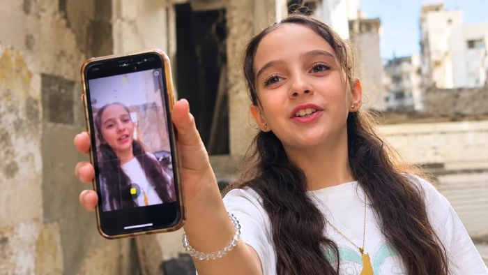 من شوارع غزة المدمرة إلى قائمة أفضل 8 صناع محتوى في العالم.. قصة الطفلة الفلسطينية نسرين