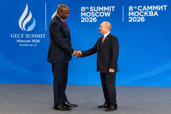 بسبب فارق الطول اللافت بينهما.. صورة مصافحة الرئيس الروسي بوتين ورئيس موزمبيق تثير تفاعلًا على مواقع التواصل