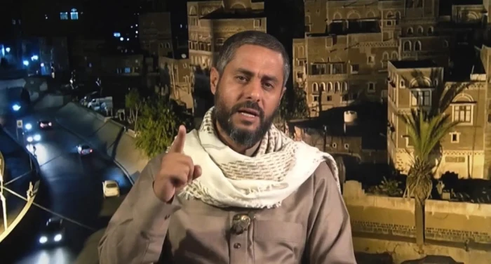 يطلقون على أنفسهم المسيرة القرآنية.. فيديو لأحد قيادات مليشيا الحوثي يرتكب عدة أخطاء عند الاستشهاد بآيات من القرآن