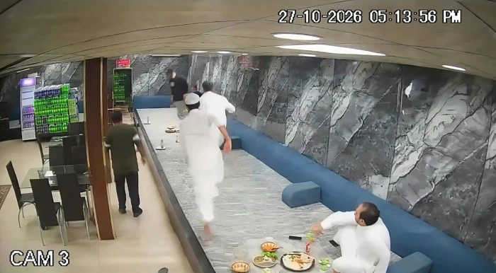 بالفيديو.. ردة فعل مواطن سعودي بعدما شاهد مقيمًا يمنيًا غصّ بقطعة لحم داخل مطعم
