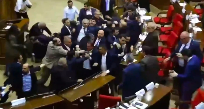 بالفيديو.. نائب في برلمان أرمينيا يرمي كرسياً باتجاه نواب المعارضة خلال شجار جماعي