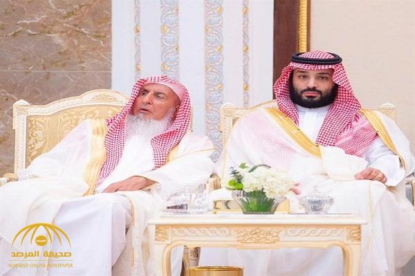 شاهد .. صورة جمعت "ولي العهد" بـ"المفتي" في قصر منى تجذب أنظار النشطاء على "تويتر"