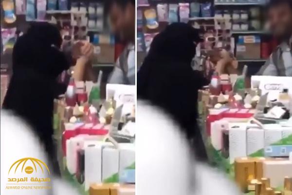 فيديو متداول لفتاة منتقبة تلعب "ريست" مع عامل داخل محل !