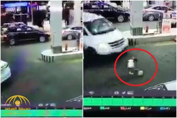 فيديو : طفل يتعرض لحادث دهس عند محطة "بنزين" في الطائف .. شاهد ردة فعل السائق الغريبة !