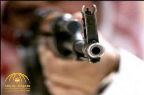 تصفية خلاف ينتهي بمقتل مواطن أمام منزله بجبال الحشر... والتحفظ على الجاني مصابا بجازان! تصفية خلاف ينتهي بمقتل مواطن أمام منزله بجبال الحشر... والتحفظ على الجاني مصابا بجازان!