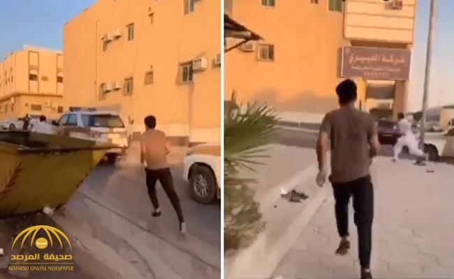 شاهد  صاحب  سناب " مناصر العسكر" يطارد أحد المخالفين على أقدامه  مع الجهات الأمنية  في شارع بالرياض