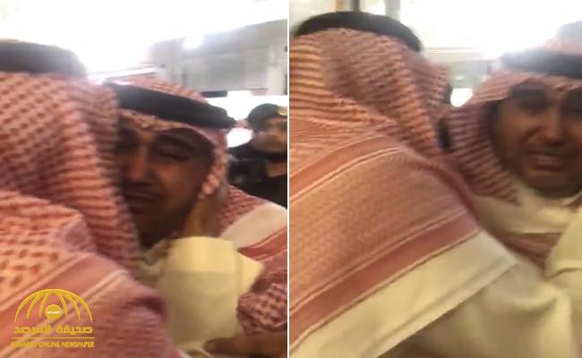 شاهد.. أول فيديو لـ"فيصل السبتي" يبكي منهارًا داخل الحرم أثناء تشييع جنازة اللواء "الفغم"