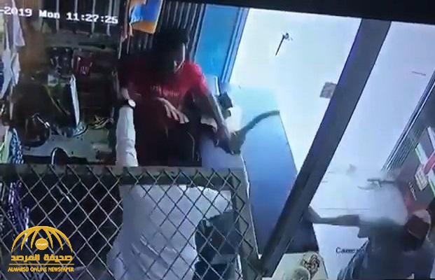 شاهد .. سطو على محل تموينات بـ"السواطير" في حي النظيم .. وشرطة الرياض تقبض على الجناة وتكشف عن هوياتهم