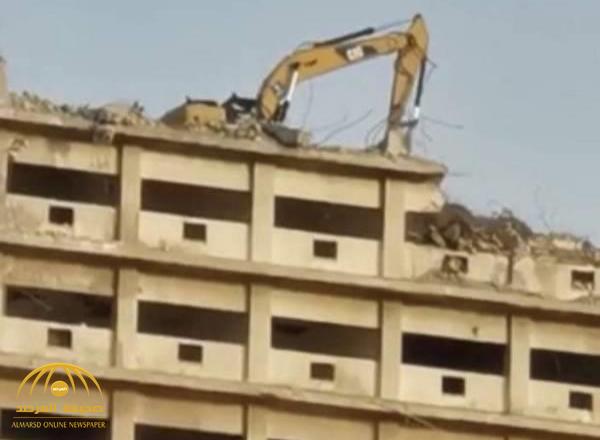 كيف تم رفع "البوكلين" إلى سطح مبنى تلفزيون جدة لهدم المبنى ؟ - فيديو