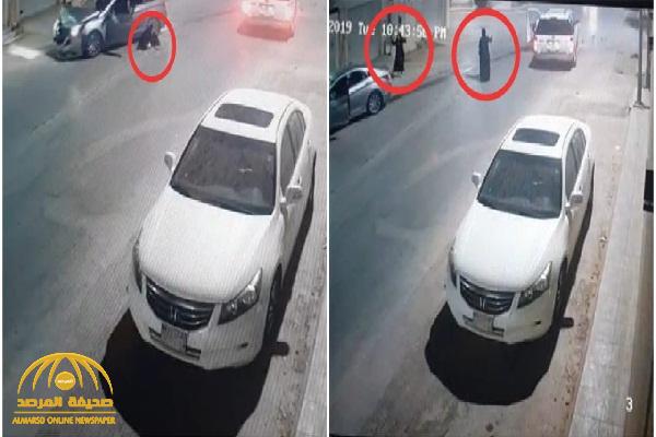 شاهد: حادث مروع وسط تقاطع بالرياض وسقوط " السائقة" على الأرض من هول الصدمة!