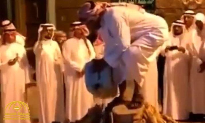 شاهد.. تصرف غريب من أشخاص بمدينة الرس احتفالا بقدوم الشتاء