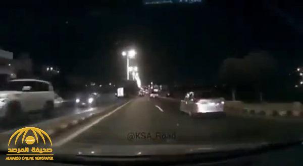 كاد يتسبب في حادث مروع .. شاهد : كاميرا سيارة توثق قائد مركبة يقطع الإشارة الضوئية عمدًا .. وهذه الغرامة التي تنتظره
