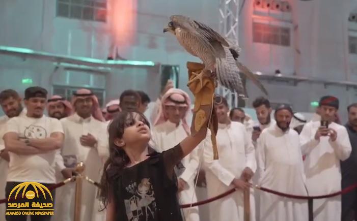شاهد .. أصغر صقارة في معرض الصقور ضمن فعاليات موسم الرياض - فيديو