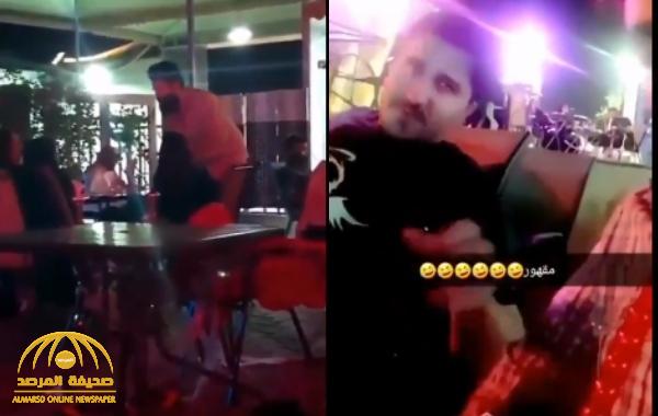شاهد: وافد يوثق لحظة تحرش صديقه بفتيات داخل مقهى للشيشة بالرياض !-فيديو