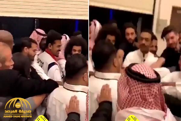شاهد .. الفنان حبيب الحبيب يفتتح مسرحية "الذيب في القليب" بقراءة الفاتحة وفريق العمل يردد خلفه