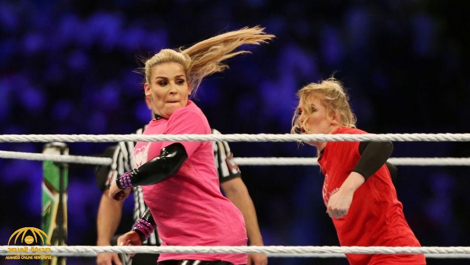 شاهد .. المصارعتان نتاليا ووليسي إيفانز تظهران بملابس محتشمة في أول نزال نسائي بالمملكة