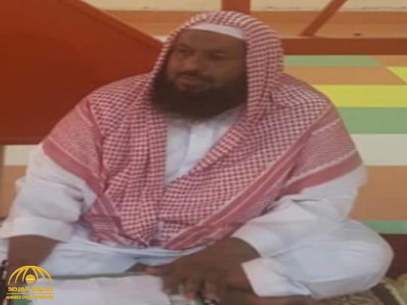 معلم يسقط بشكل مفاجئ قبل الحصة الأولى في مدرسة بمكة ويلفظ أنفاسه الأخيرة (فيديو)