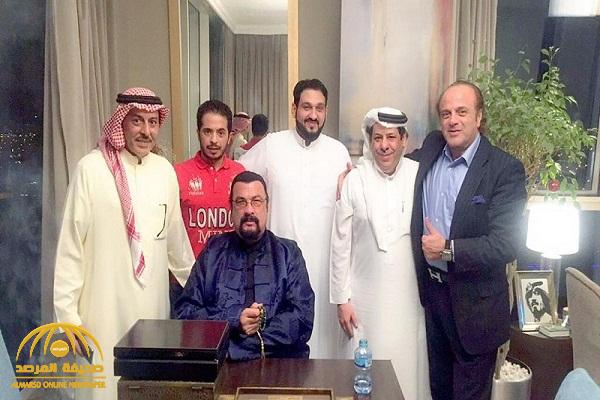 بالصور:  الفنان العالمي الأمريكي "ستيفن سجال" يزور الرياض وتوقيع مذكرة تفاهم مع مجموعة منصور القابضة لتطوير صناعة السينما بالمملكة