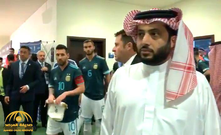 شاهد : ردة فعل ميسي لحظة رؤيته "تركي آل الشيخ" قبل بدء السوبر كلاسيكو بلحظات