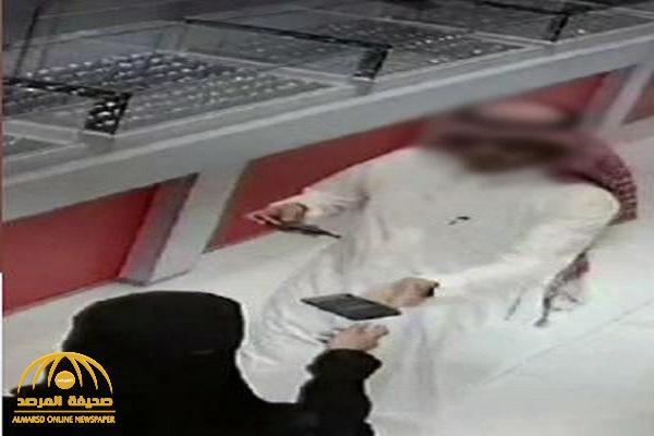 بعد انفراد المرصد بنشر تفاصيل عن جرائمه .. القبض على محتال محلات المجوهرات بجدة وهذا ما عثر عليه بحوزته